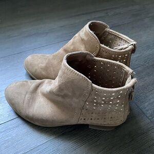 Cynthia Rowley Girls Laser-cut Suede Back Zip Ankle Boots Taupe Size 4M